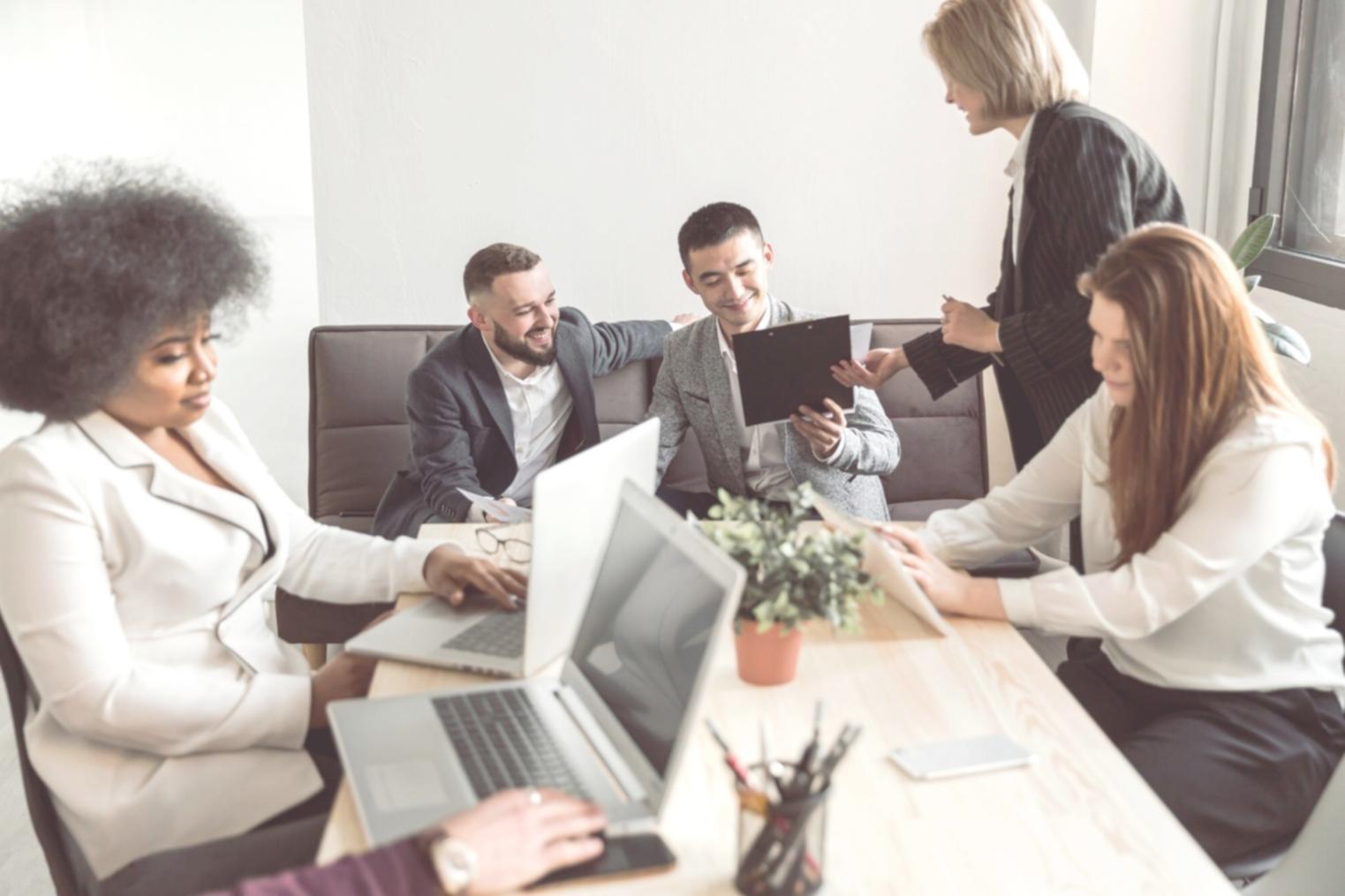 Espacio de formación empresarial con materiales de trabajo en mesa