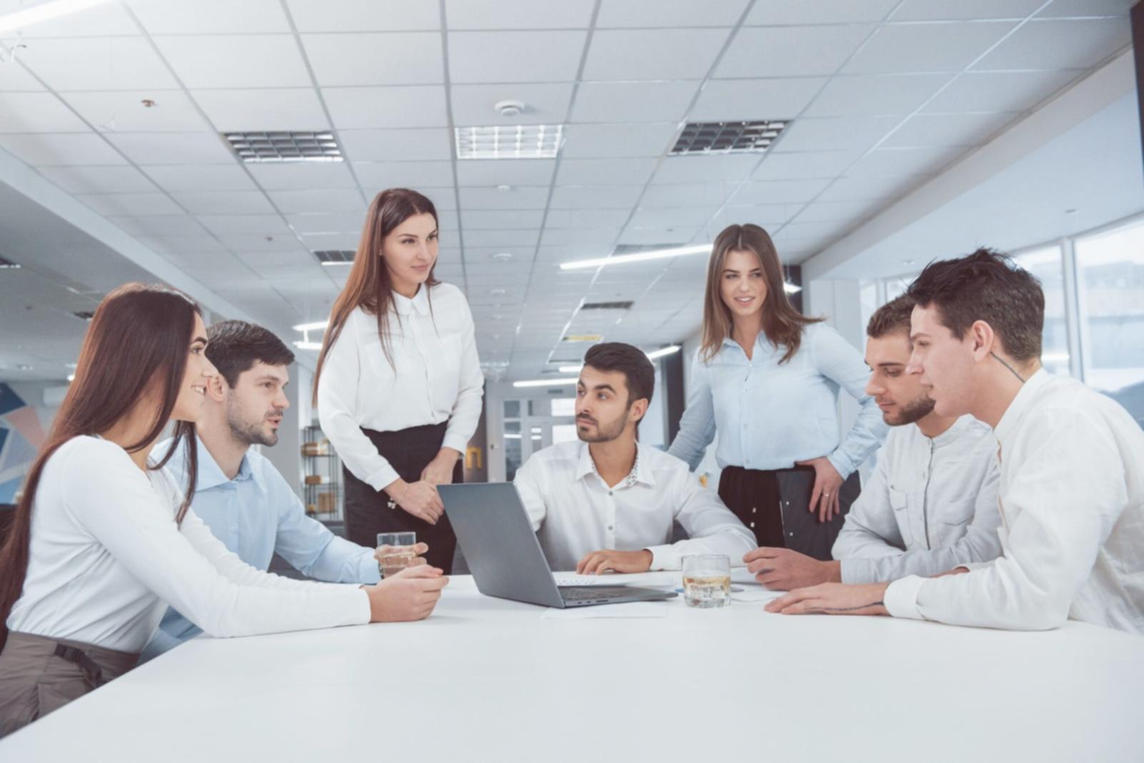 Equipo trabajando en análisis financiero con documentos y ordenador portátil
